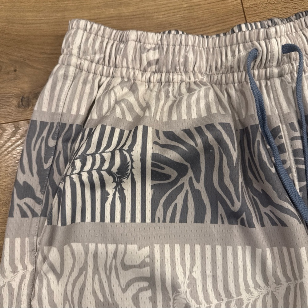 Nike Club Trippy Safari Print Mesh Shorts Grey/Ivory Men's Size Small 5in Length - Picture 4 of 8